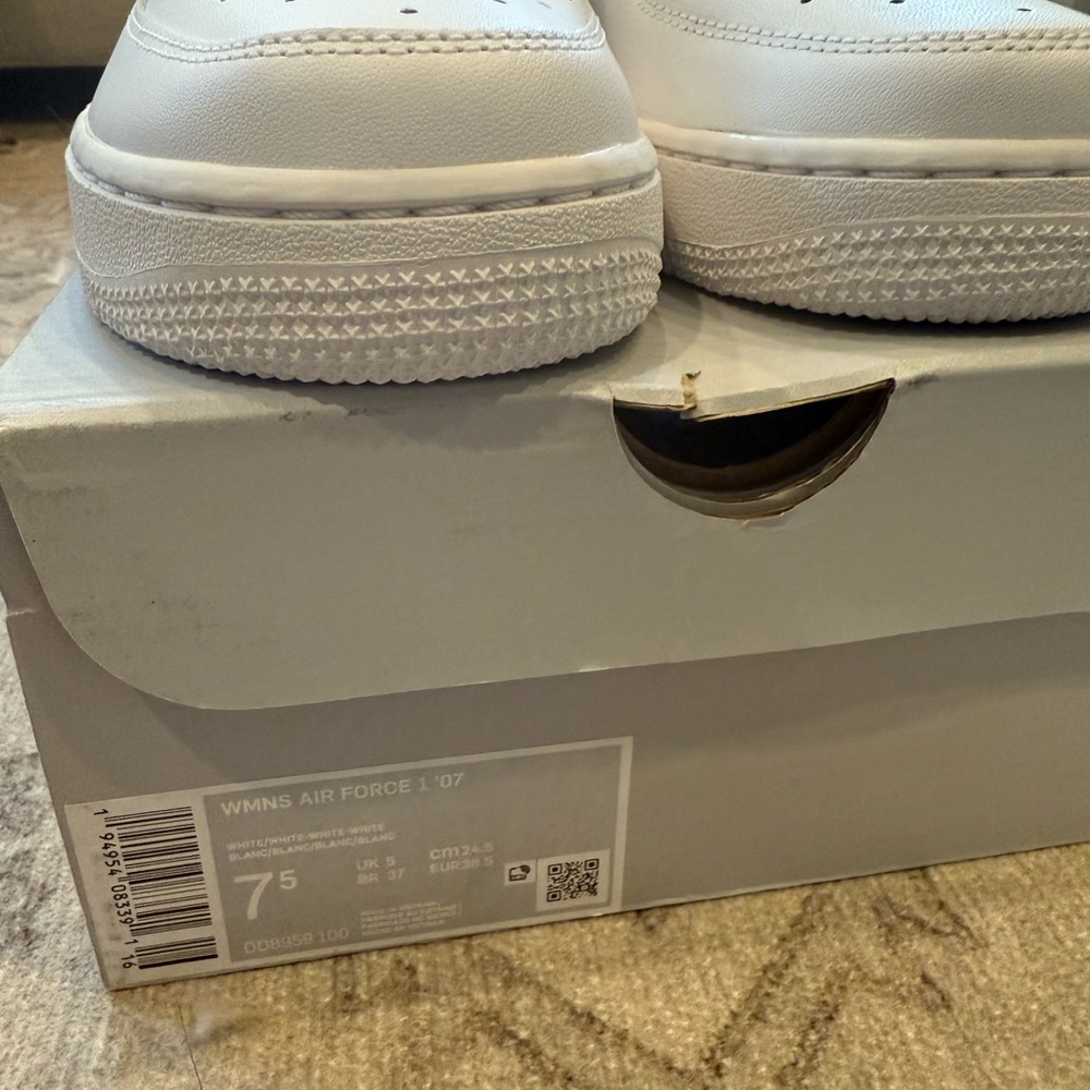 NiKE women’s Air Forced 1 ‘07 Sz 7.5 white - Picture 3 of 5